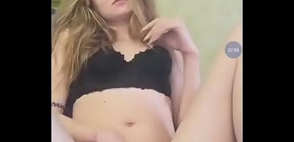  Sexy adolescente se toca mientras se graba -